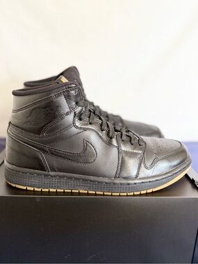 AUTHENTIC Jordan 1 Retro High Black Gum size 9.5 555088-020 2014 PRE-OWNED